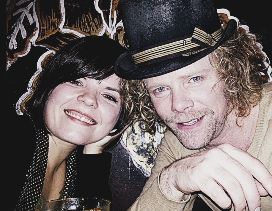 Laura Caballero y Jimmy Shaw.
