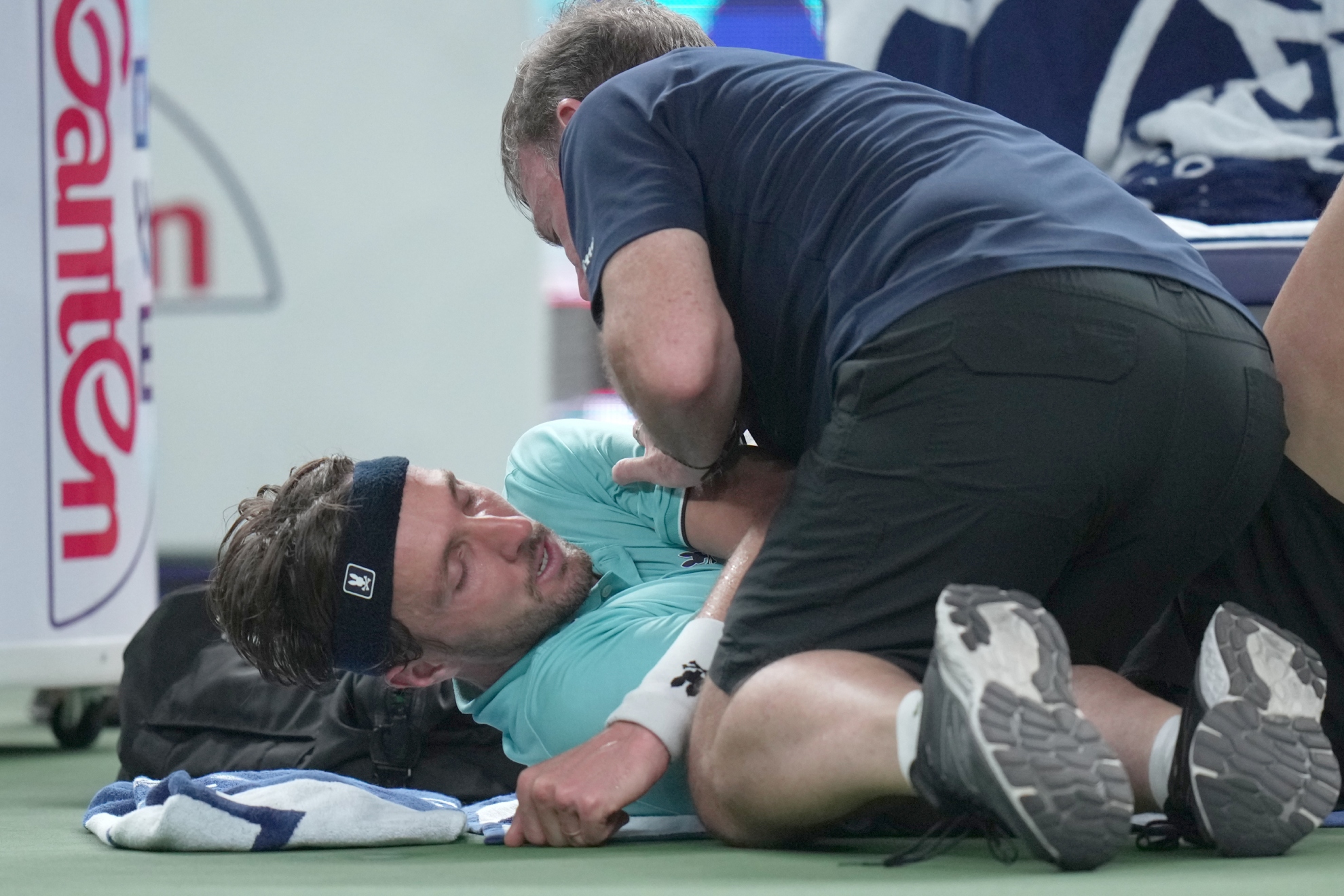 Rinderknech, atendido por el fisioterapeuta.