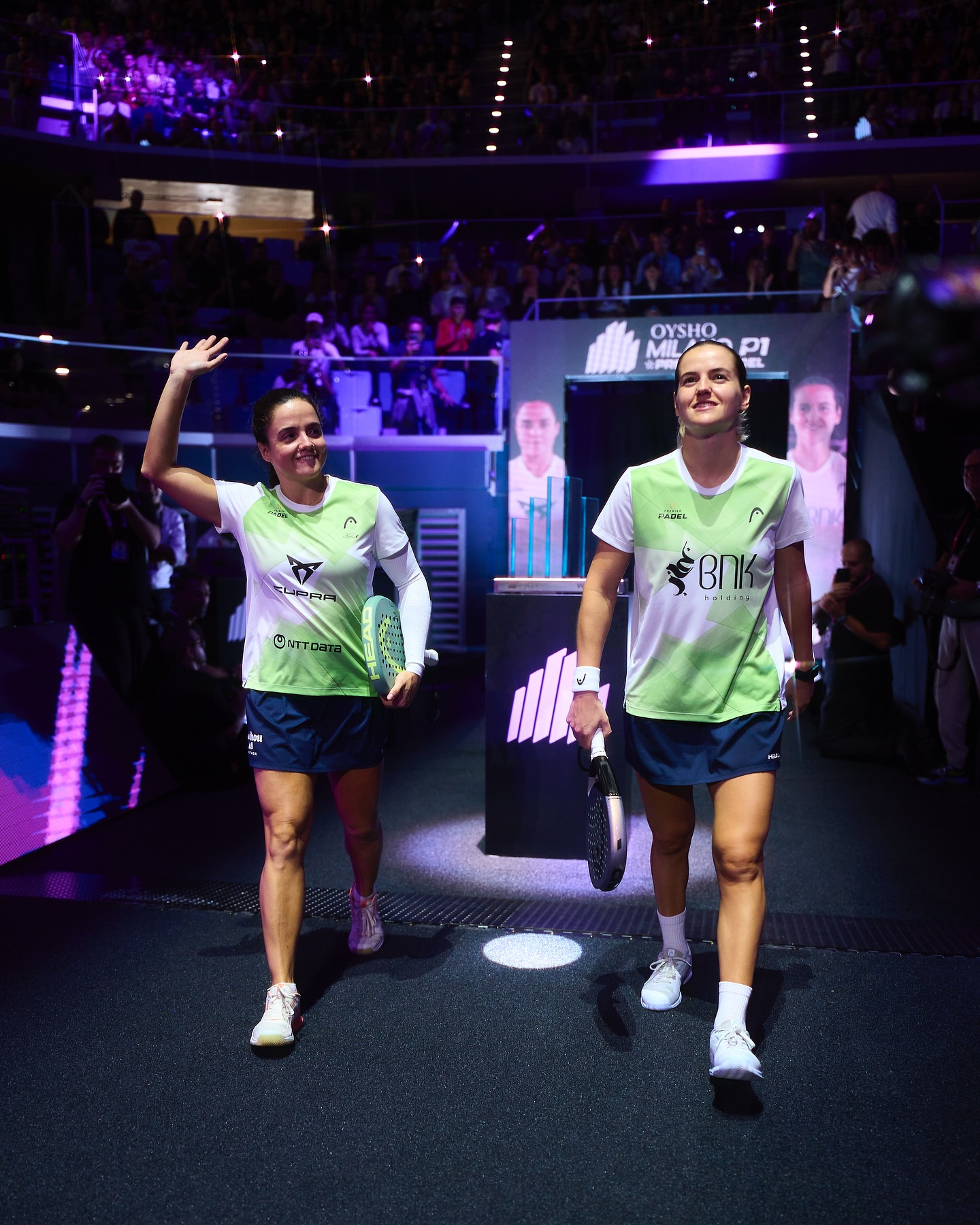 Paula Josemaría y Ari Sánchez entrando en Allianz Cloud.