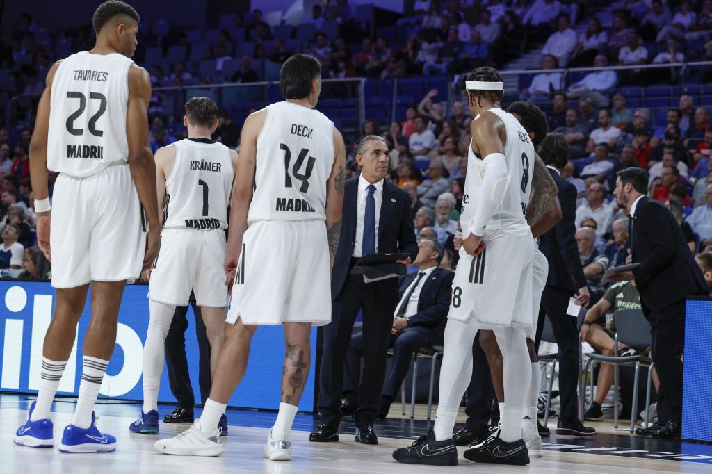 Sergio Scariolo da instrucciones a sus jugadores en un tiempo muerto ante el Basklonia.