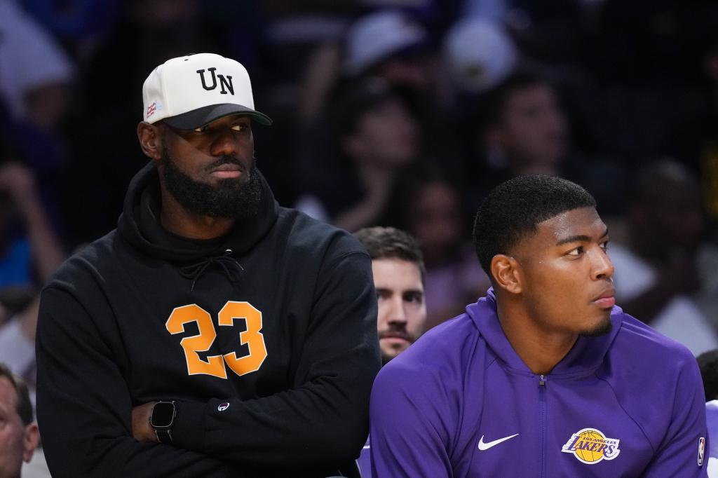 LeBron James, junto a Rai Hachimura, durante el partido.