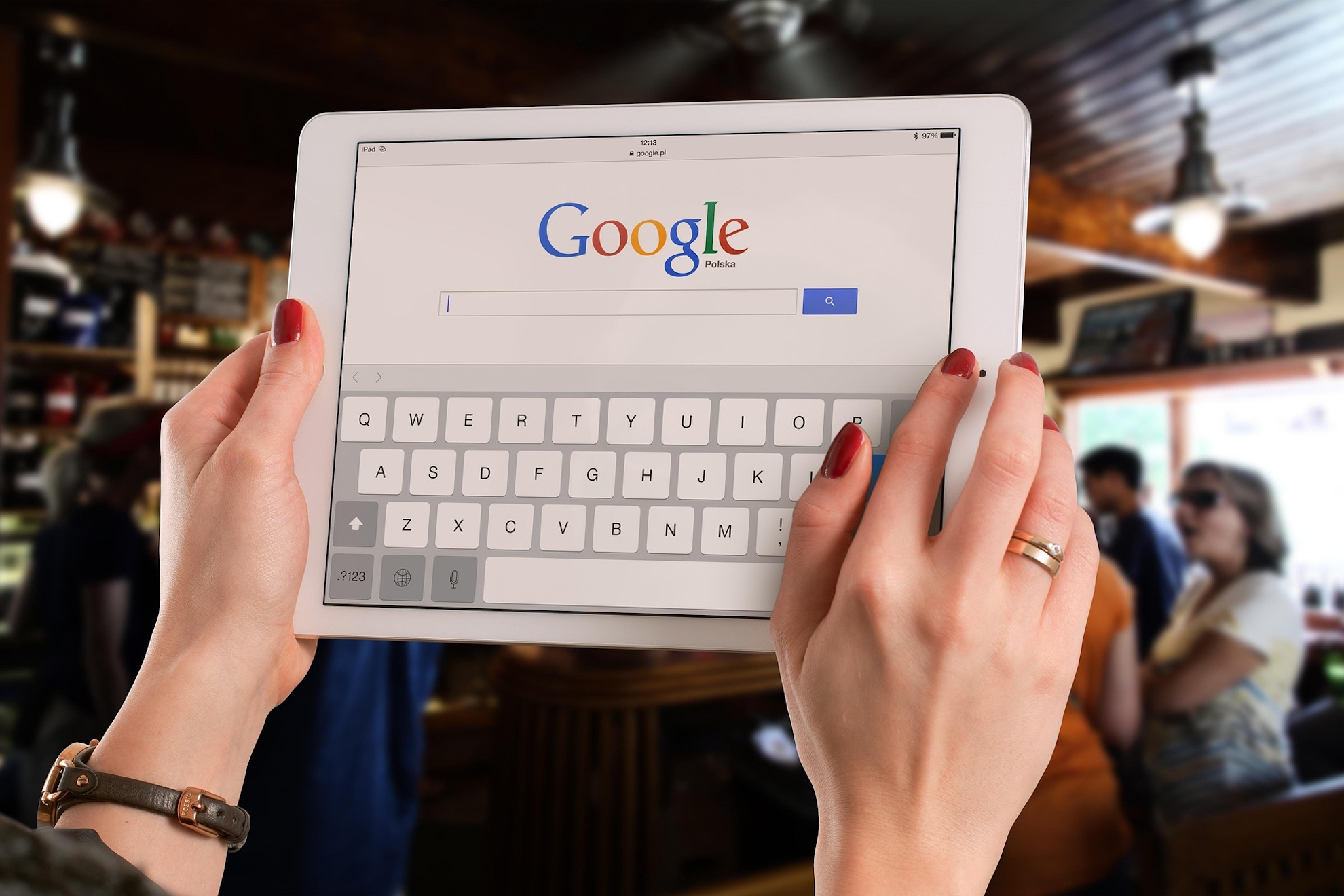 Una mujer usa Google.